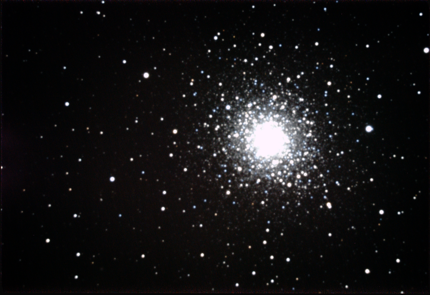 Der Kugelsternhaufen M92 soll in kleineren Teleskopen eine Spiralstruktur aufweisen.