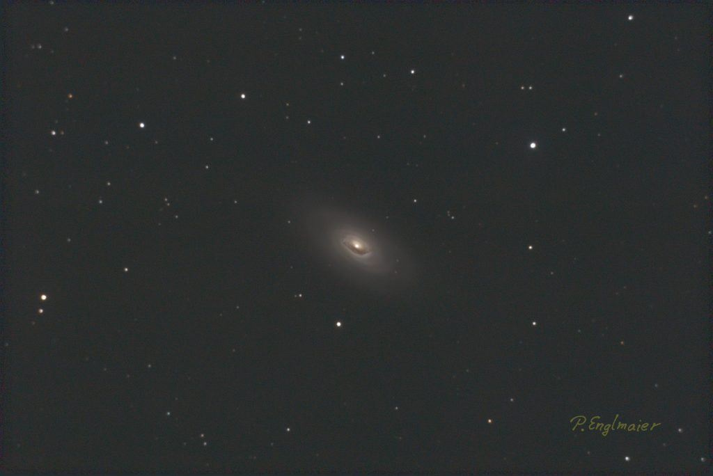 M64 aufgenommen in Pech Blanc am 12.4.2016; 19 mal 5 Minuten mit unmodifizierter EOS700D am C8 Teleskop; Guiding mit Lacerta MGen.